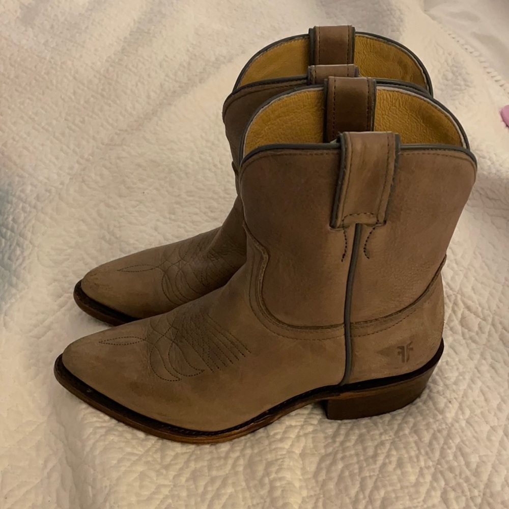 EUC FRYE Billy Short size 6.5